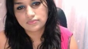 Sexy indian desi shows love muffins on webcam