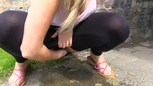 Blond amateur Paige just likes pissing in public